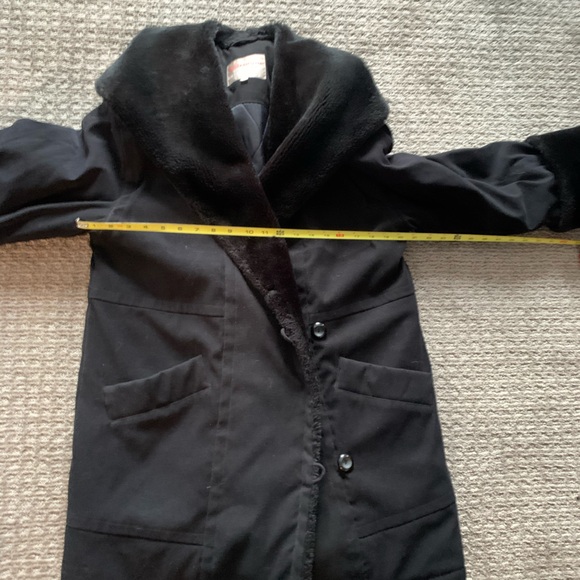 CLASSIQUE OUTERWEAR | Vintage  Coat with Faux Fur Trim. - Picture 9 of 10